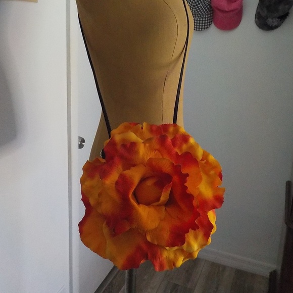 NEW Giant Flower Front Crossbody Bag - Picture 4 of 7